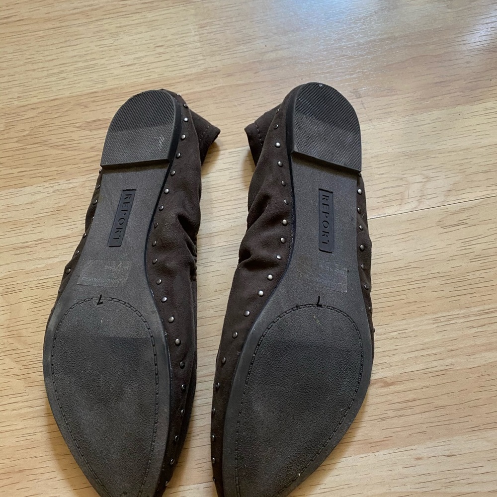 Studied pointed toes flats